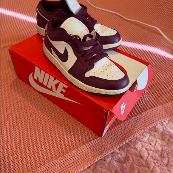 Nike Women's Sneakers in White and Burgundy - Picture 6 of 8